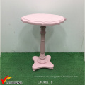 Antiguo pedestal de pintura de color rosa pequeña mesa de cabecera